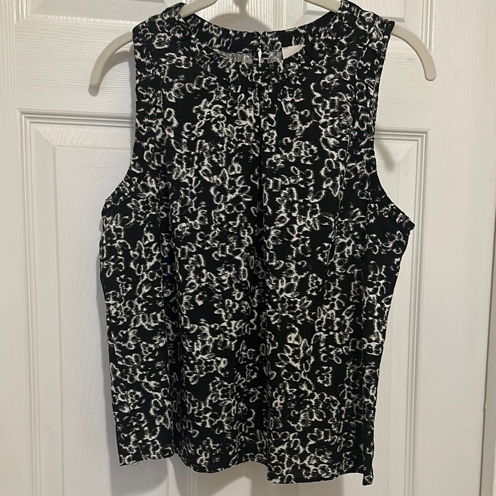 LOFT Classic Black and White Print Sleeveless Blouse 🖤🤍